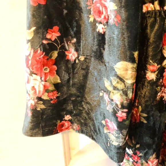 Gorgeous green velvet shorts romper - Picture 4 of 8